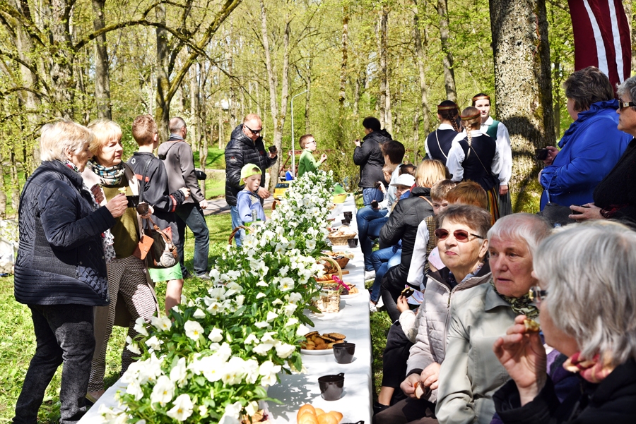 Atklāj piemiņas plāksni brāļiem Tepferiem