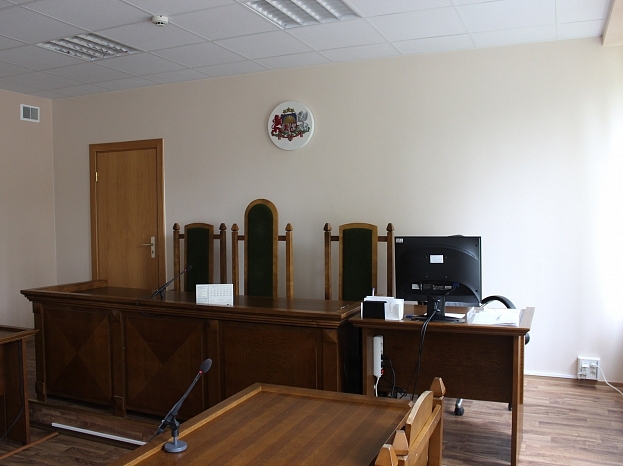 Turpinās iztiesāt krimināllietu pret policistu par piepelnīšanos ar šoferu dotajiem kukuļiem ārpus dienesta laika