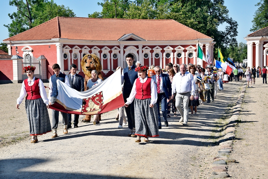 Pils dārzā tiekas Eiropas tautas