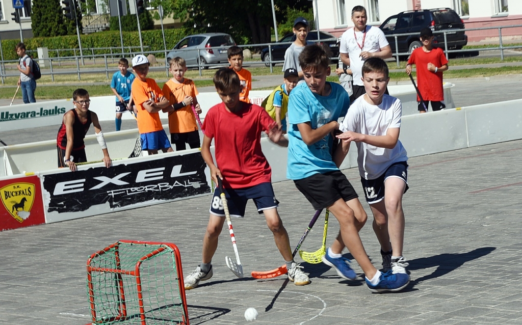 Sākusies sporta centra «Mēmele» kausa izcīņa ielu florbolā