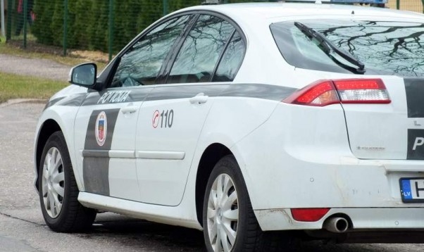 Nozagto auto atrod grāvī