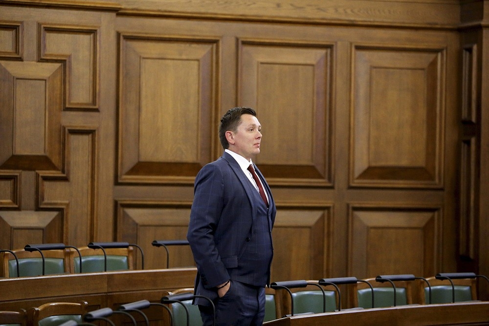 VIDEO: Saeimā aizturēts Artuss Kaimiņš
