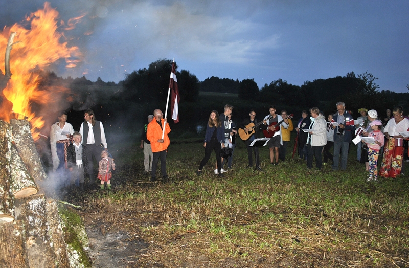VIDEO: Saulgriežos apkārt Latvijas robežai iekurti vairāk nekā 100 ugunskuri