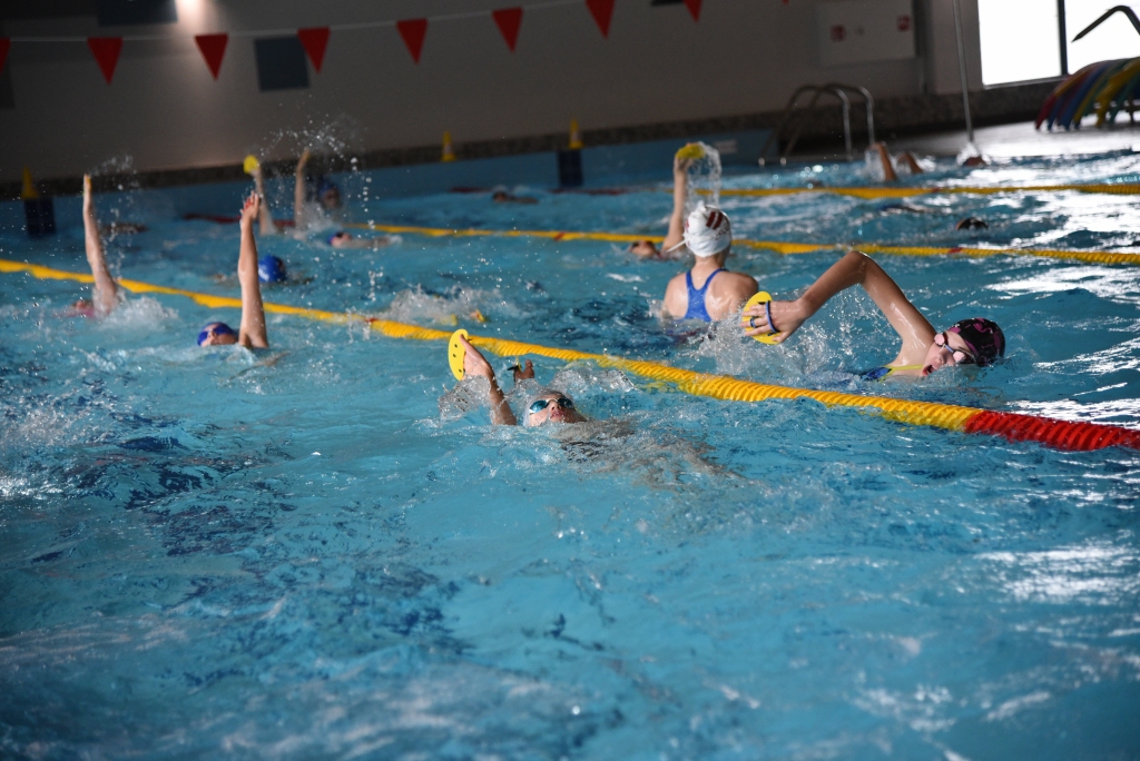 Jelgavas sportisti trenējas Bauskas baseinā