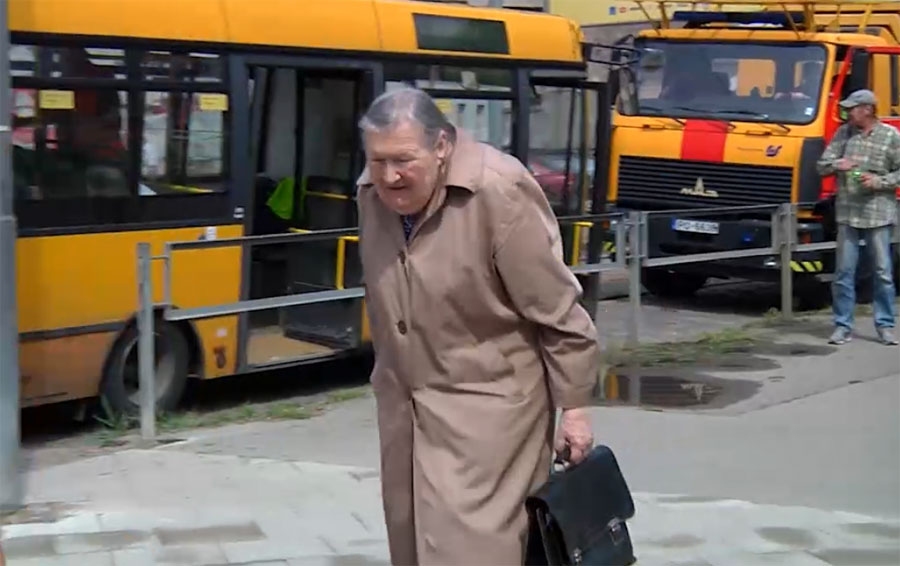 VIDEO: Priekšlikums ļaut bērniem palielināt savu vecāku pensijas šķeļ pensionārus