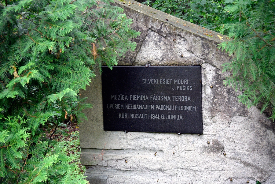 Piemineklis esot veltīts nošautiem jauniešiem