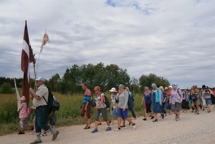 Simtgades svētceļnieki piestāj Rundāles novadā