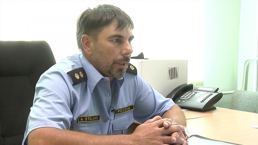 VIDEO: Bauskas policisti apsūdz dienesta auto izmantošanā privātām vajadzībām