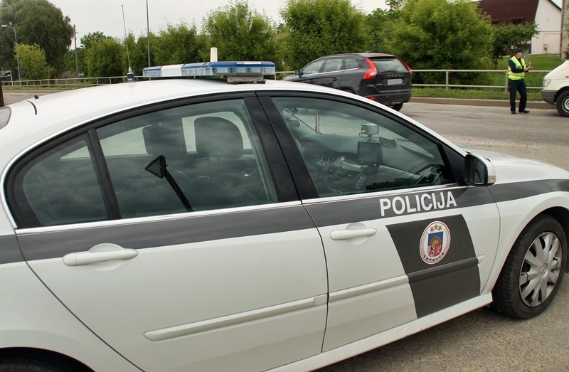 Auto iestūrē mājas durvīs