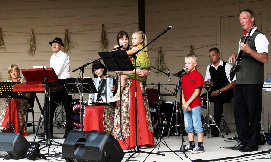 Uz balli – baltās zeķēs