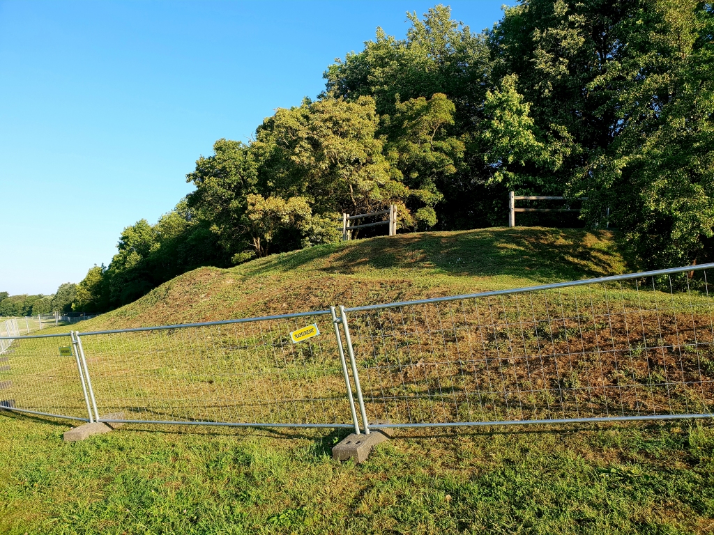 Bauskas pilskalna parks slēgts apmeklētājiem
