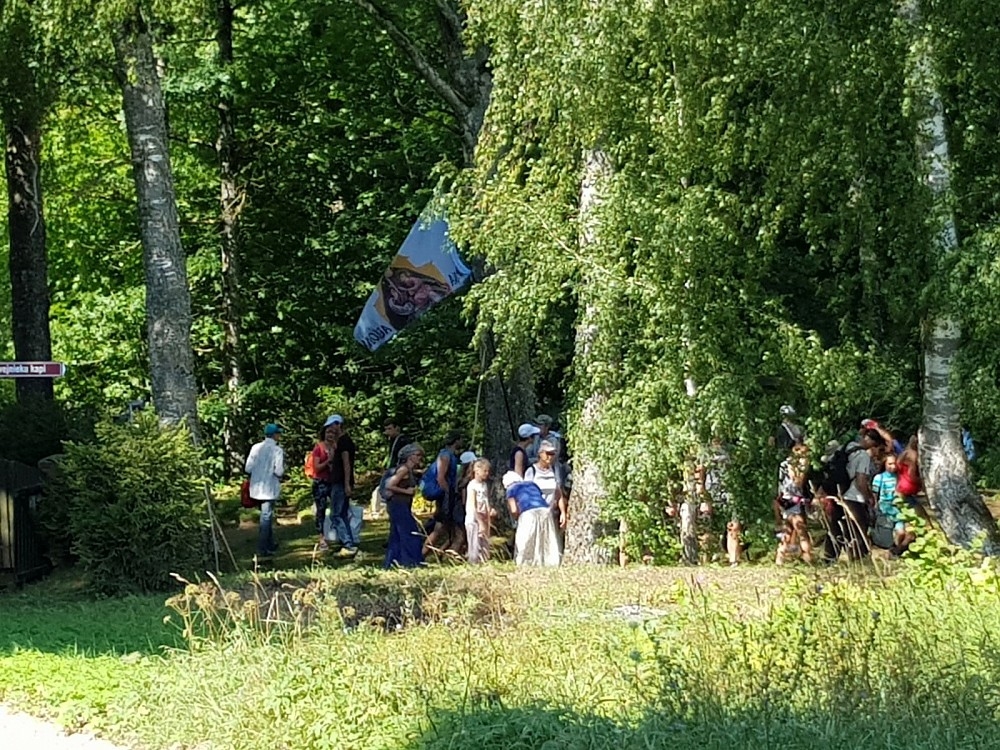 Uz Aglonu dodas svētceļnieki no Bruknas kopienas