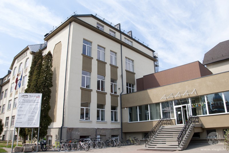 Ģimnāzijai ar absolventu novēlēto mantojumu esot jādalās