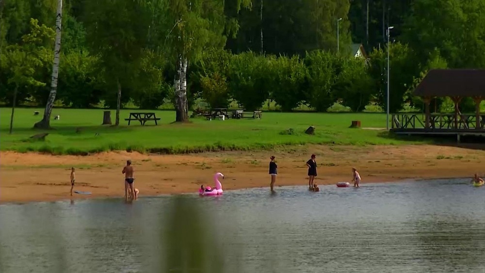 VIDEO: Vecumnieku ezerā dramatiski samazinās ūdens līmenis