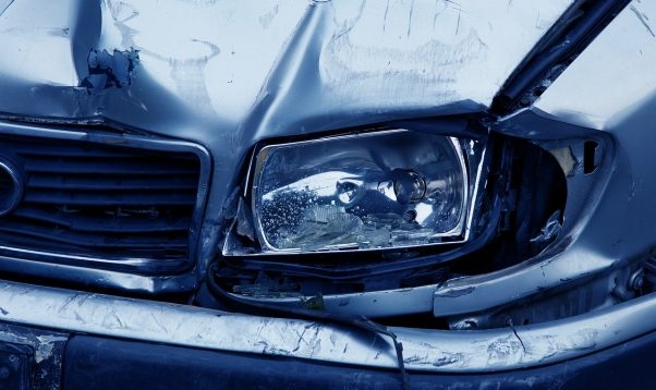 Brunavā auto ietriecas kokā