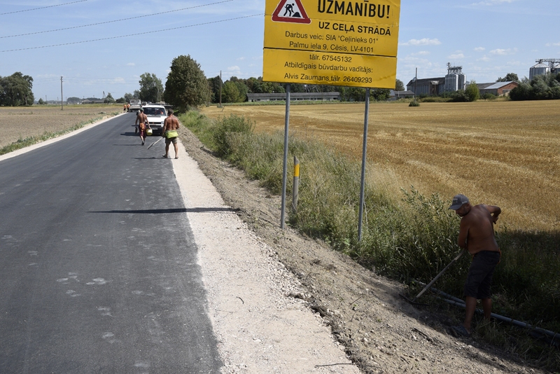 Ceļus un ielas Codē klāj jauns asfalta segums
