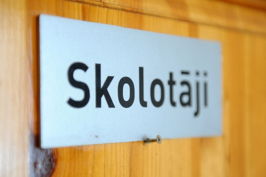 Minimālo algu pedagogiem līdz 710 eiro, visticamāk, varētu celt jau šogad