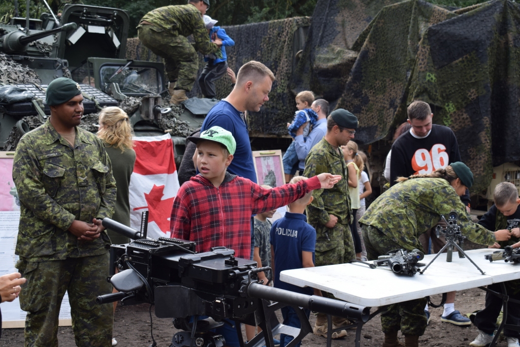 Latvijas armija un sabiedrotie Vecumniekos demonstrē savu spēku