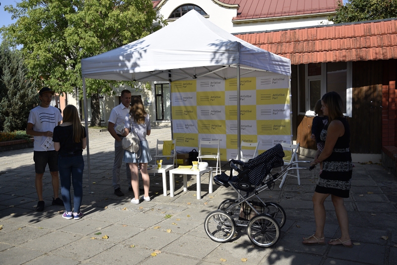 Sešas partijas izmanto svētkus un vilina vēlētājus
