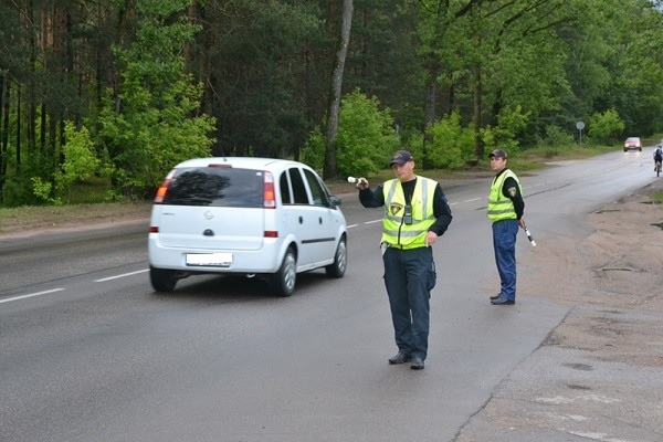 Policisti trešdien pastiprināti uzraudzīs ceļu satiksmi