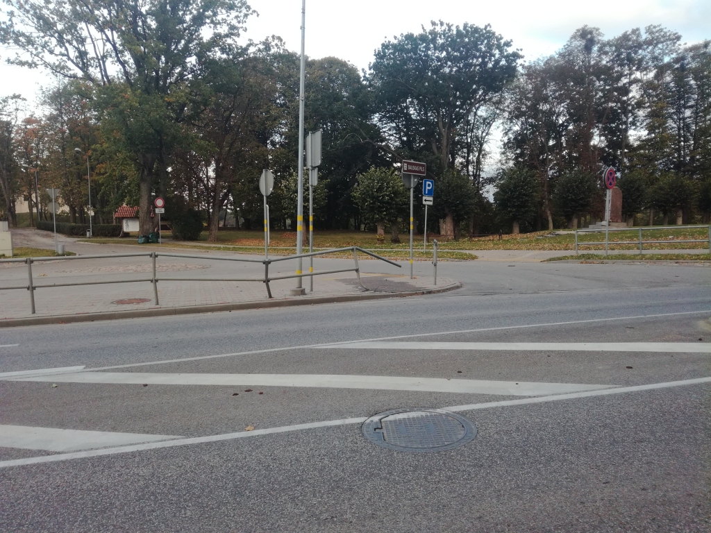 Auto naktī ietriecas ceļa aizsargbarjerās