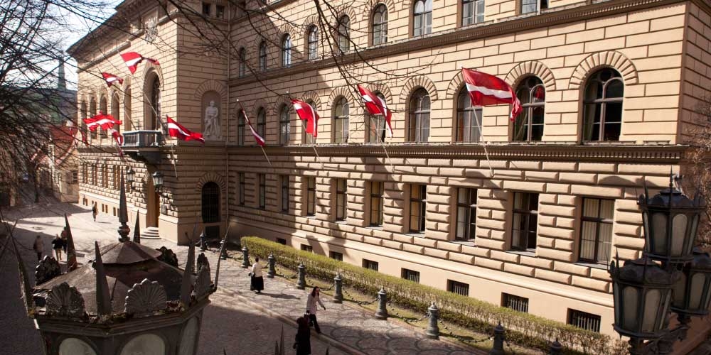 Saeima pieņem likuma izmaiņas ātro kredītu izmaksu ierobežošanai
