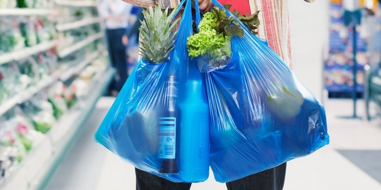 No 2019.gada veikalos aizliegs bezmaksas plastmasas maisiņus