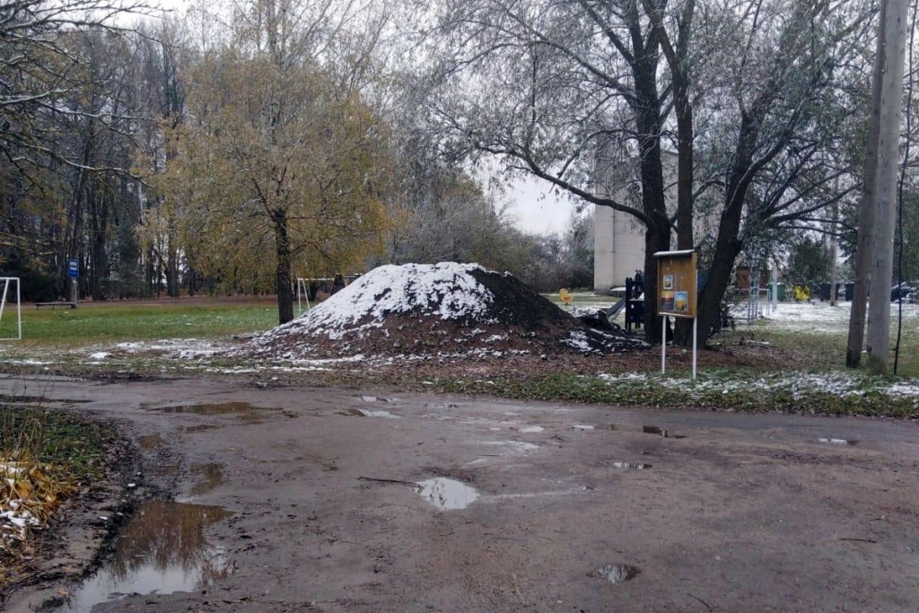 Vecsaulē pārvalde izveido kalnu ziemas priekiem; iedzīvotāji pieprasa to likvidēt