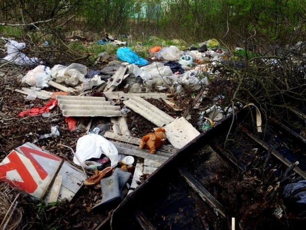 Vecsaules pagastā uziet nelegālu atkritumu izgāztuvi