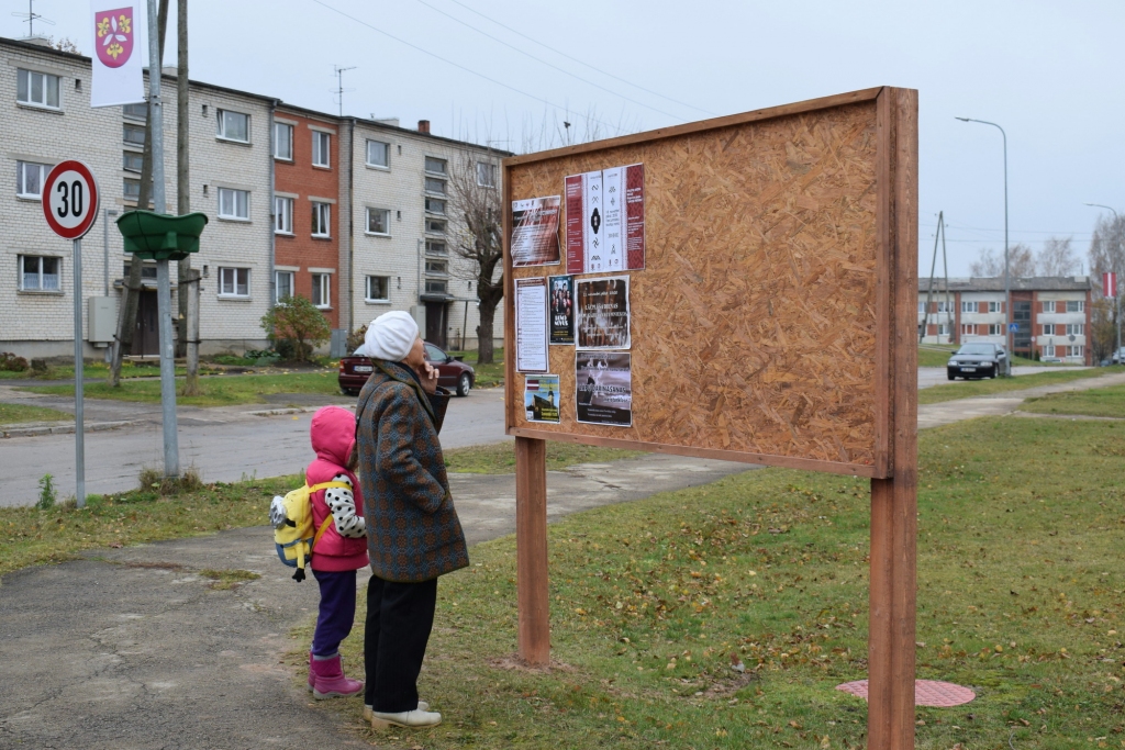 Vecumniekos afišas «dodas» pie iedzīvotājiem