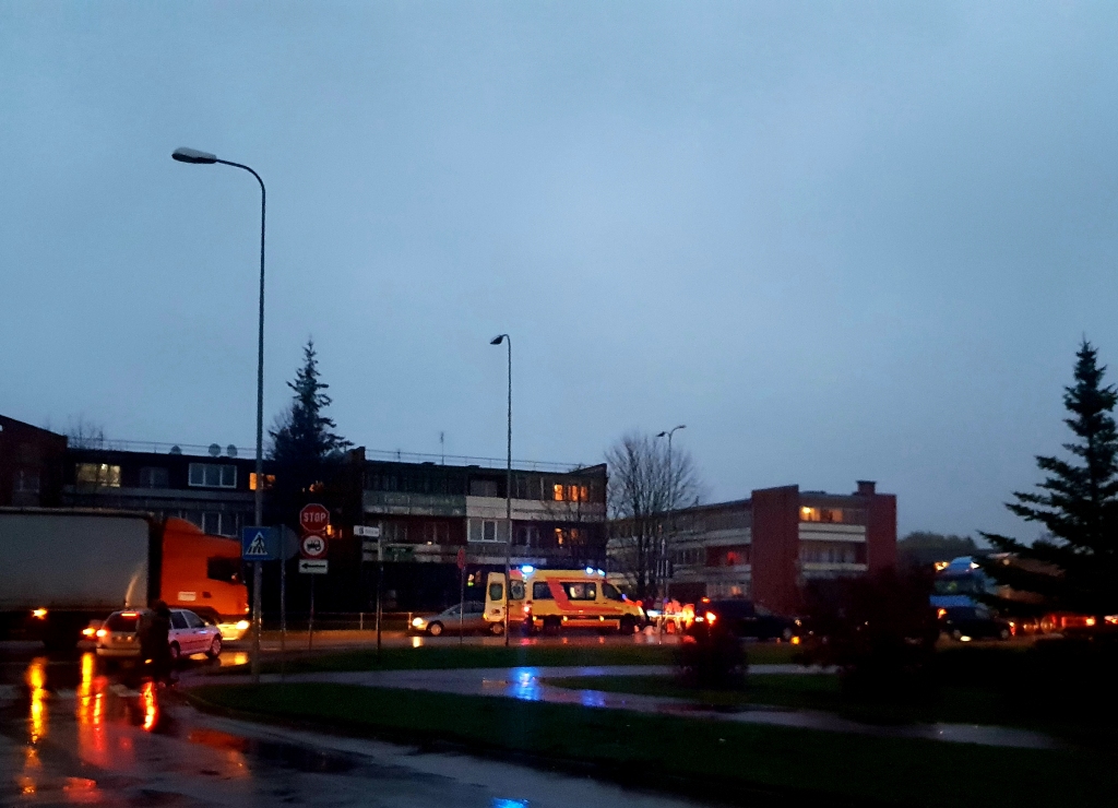 Uz gājēju pārejas Bauskā sirmgalvis ar auto notriec sievieti