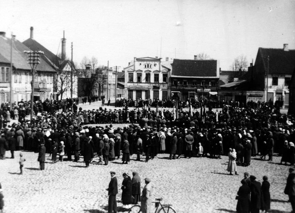 Patriotiski, ar sveču liesmiņām un prožektoru gaismu