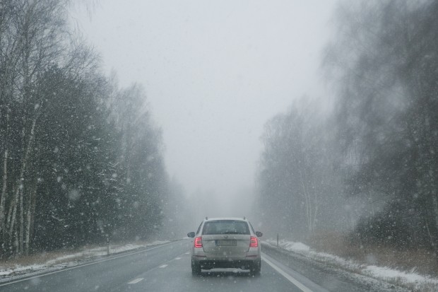 Šorīt sniegs un apledojums daudzviet apgrūtina braukšanu pa valsts galvenajiem un reģionālajiem autoceļiem