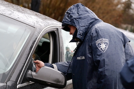 Mašīnas stūrē reibumā un bez tiesībām