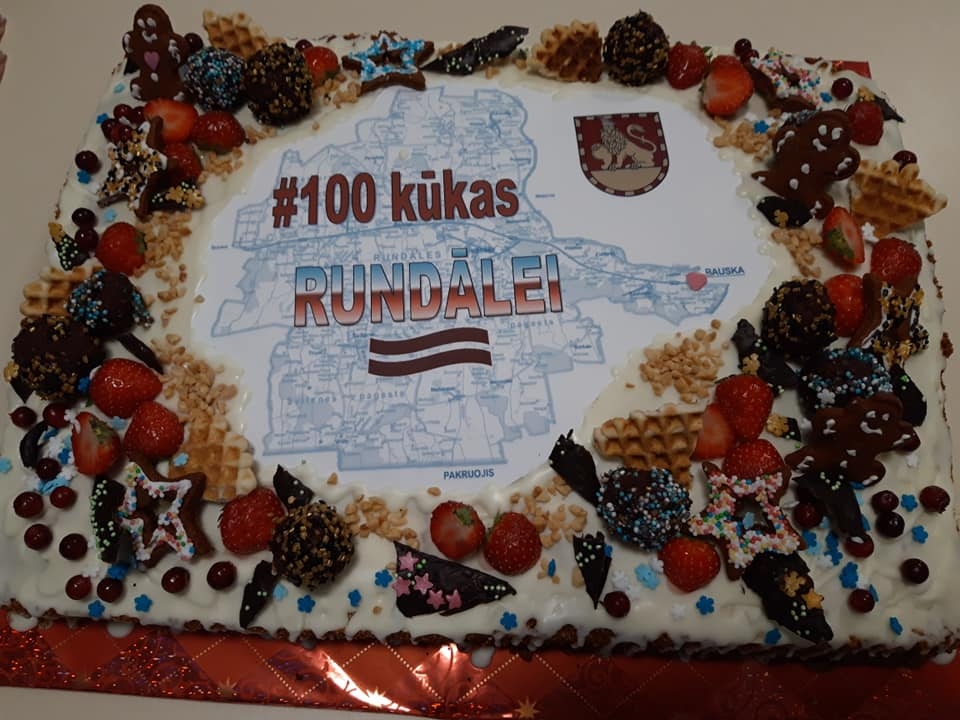 VIDEO: Rundālieši pirms Ziemassvētkiem 100 novadniekiem sarūpē pašceptas tortes