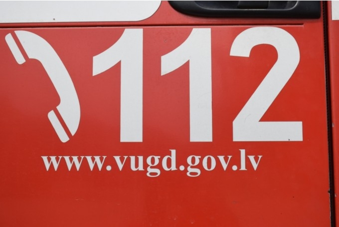 Iecavā degusi divstāvu māja