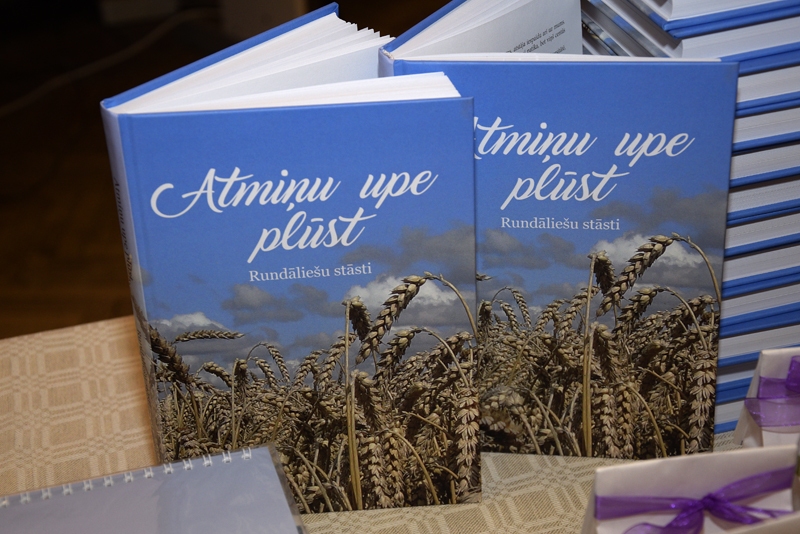 FOTO: Rundālē atver grāmatu «Atmiņu upe plūst»