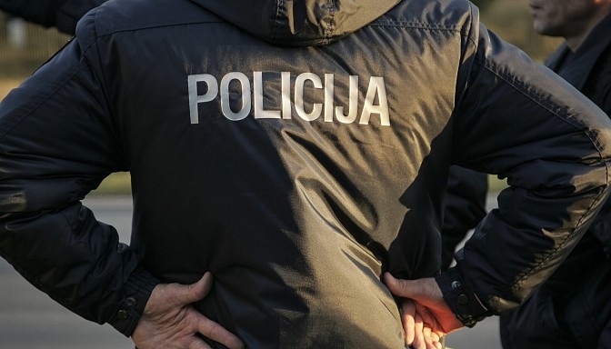 Vecumniekos piekauj vīrieti
