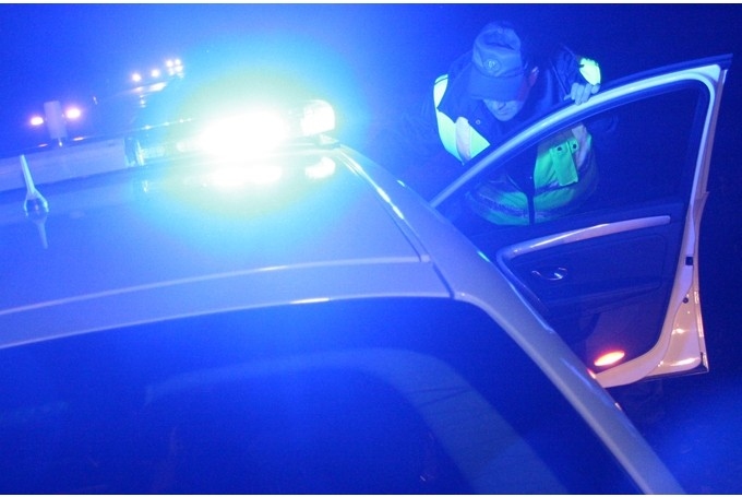 Skaistkalnē auto iebrauc žogā