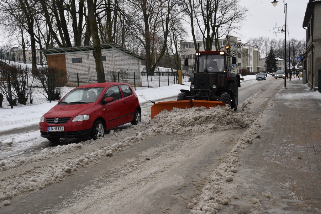 Bauskā un apkaimē sniega tīrīšanā strādā 13 tehnikas vienības