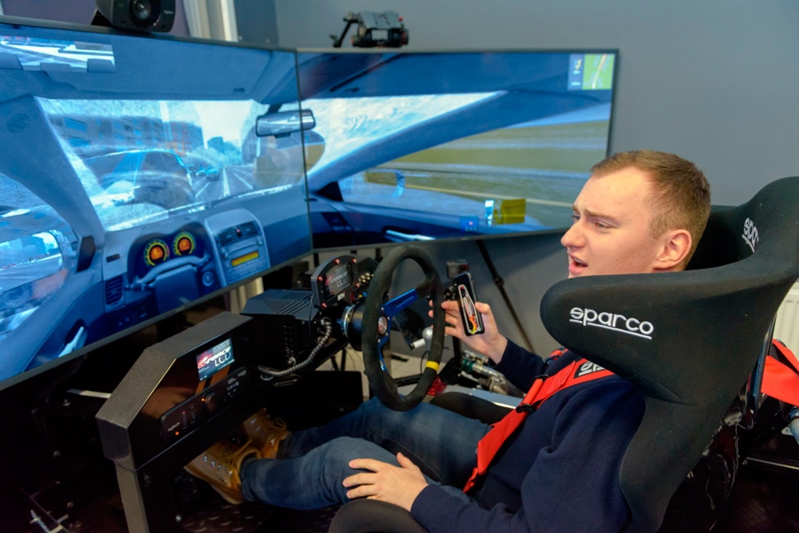 Rakstot īsziņu auto vadīšanas laikā, pat Reinis Nitišs «avarē»