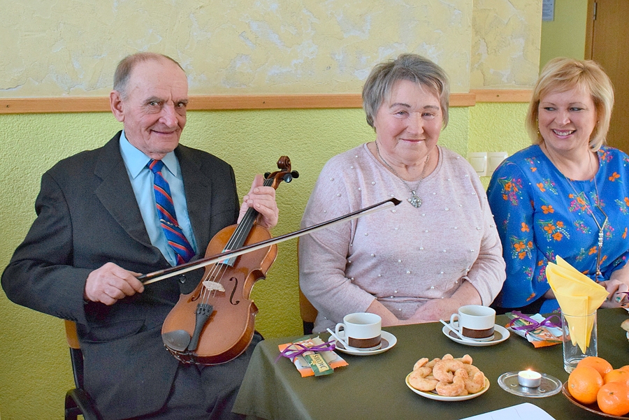 Stelpes seniori ballē izkopj muzikālo talantu