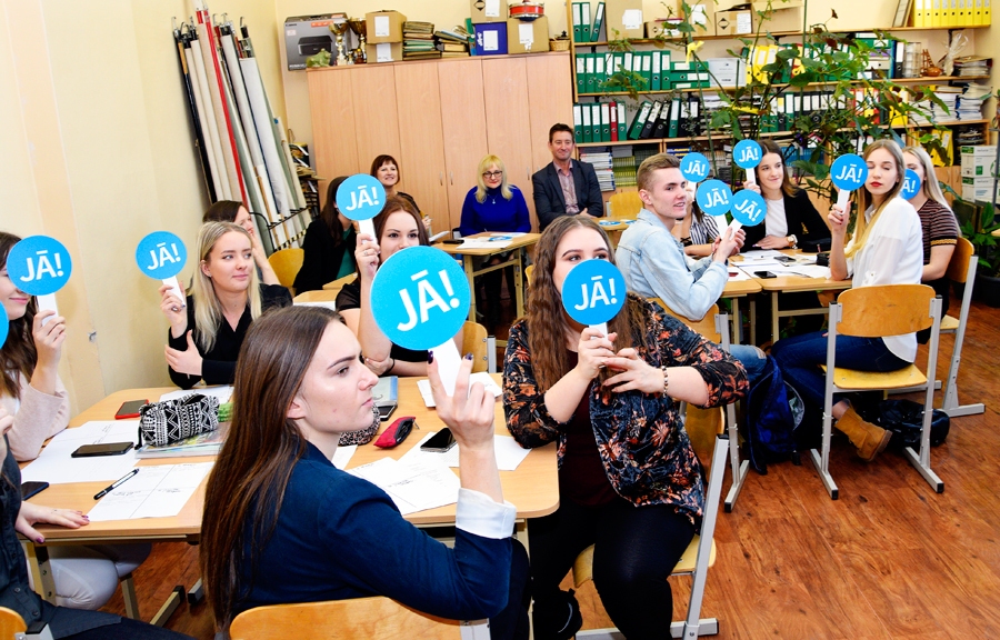 Jaunieši gatavojas Eiroparlamenta vēlēšanām