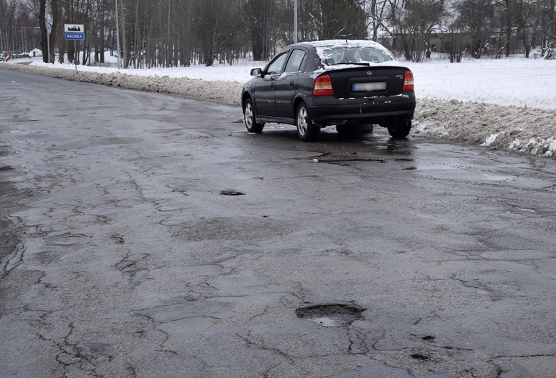 Autovadītāji bedrē uz ceļa Bauska–Rītausmas pārsit riteņus