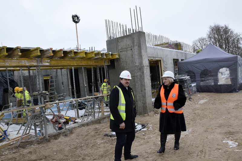 Bauskā svin jaunās daudzfunkcionālās sporta halles spāru svētkus