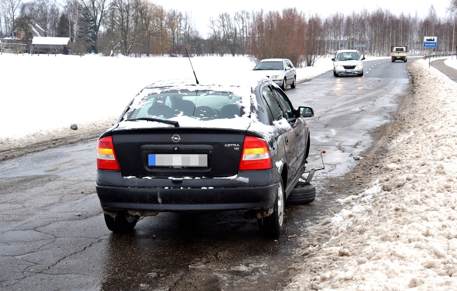 Uz autoceļiem veidojas bīstamas bedres