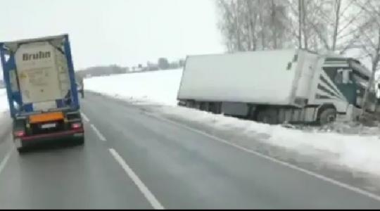 Divu kravas auto sadursmē Ceraukstē cietuši abi autovadītāji
