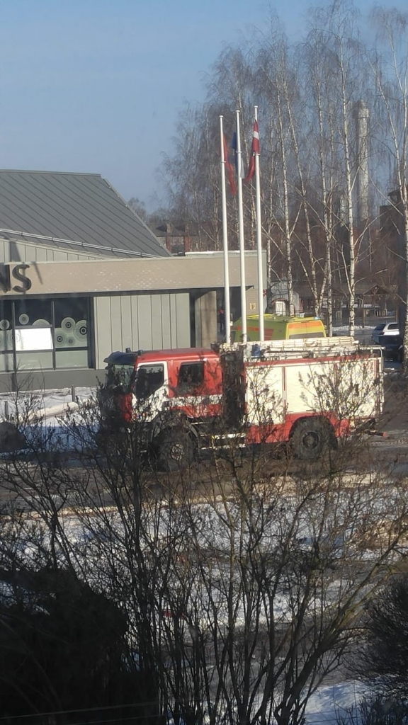 Bauskas peldbaseinā zēnam iesprūst roka ūdens automātā