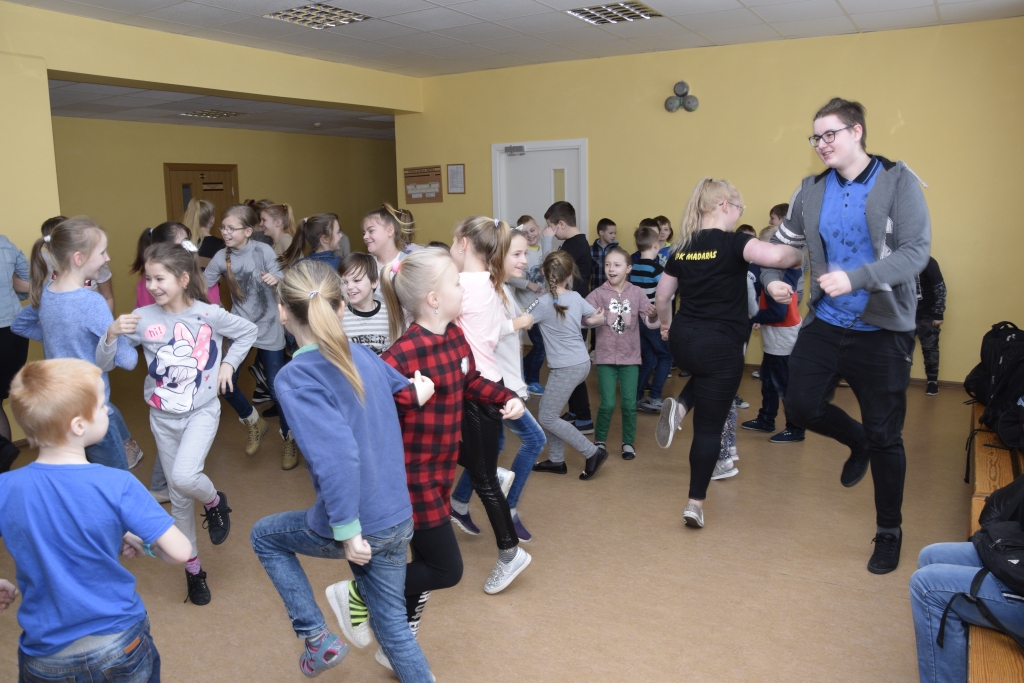 Pilsrundāles vidusskolā starpbrīžos aktīvi dejo un vingro