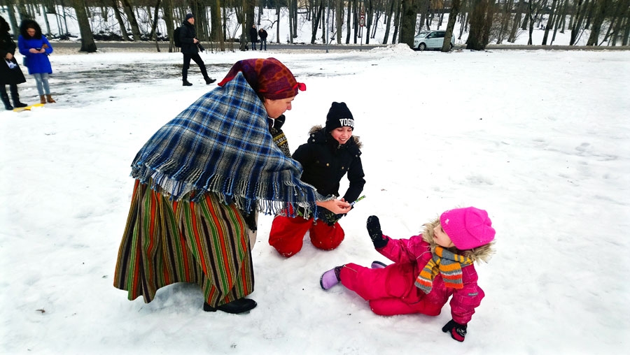 Aizvada Meteņus Iecavā